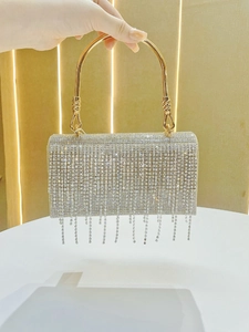 Dettagli della borsa da sera di lusso con strass argentati brillanti e frange