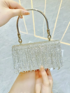 Vista dettagliata della borsa da sera in strass argento con frange scintillanti e manico