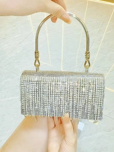 Dettaglio della borsa da sera argento con strass scintillanti e manico ad anello