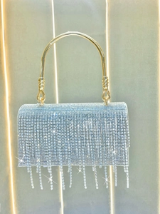 Dettaglio della borsa da sera con strass, nappe argentate e manico in metallo dorato