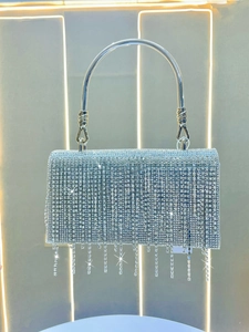 Pochette da sera rettangolare argento con strass scintillanti e dettagli di frange mobili
