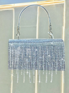 Dettaglio delle nappe di strass argento scintillanti su una borsa da sera di lusso