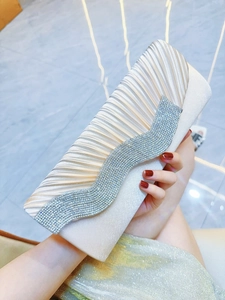 Elegante borsa da sera in seta a pieghe color champagne con dettagli in strass a S