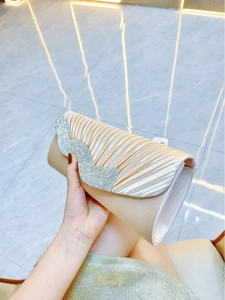 Elegante pochette in seta champagne plissettata con strass ondulati per serate di gala