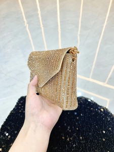 Pochette de soirée dorée avec strass et bandoulière en chaîne pour occasions habillées