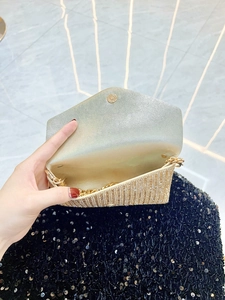 Pochette de soirée dorée avec strass, rabat enveloppe et fine bandoulière chaîne