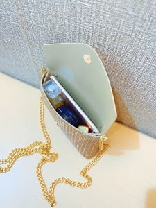 Vue intérieure d'une pochette à strass montrant la capacité pour téléphone et maquillage