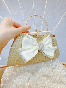 Pochette da sera oro champagne con fiocco di pizzo e strass e manico ad anello