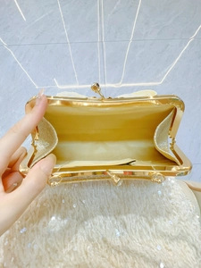 Pochette da sera dorata con strass scintillanti e fodera in raso champagne