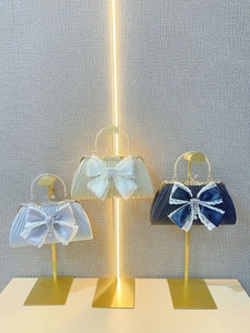 Elegante borsa da sera a pieghe con fiocco di strass nei toni blu e champagne