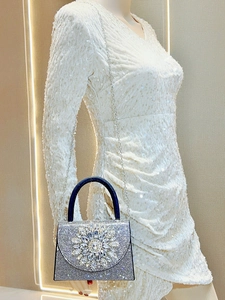 Détail du sac de soirée en strass argenté avec fleur en cristal et chaîne en métal