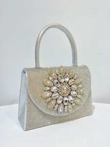 Détail du sac de soirée en strass argenté avec décoration élégante de tournesol en cristal