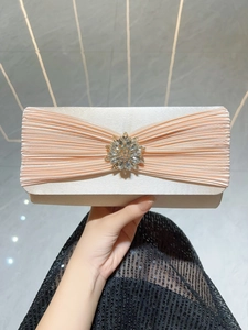 Pochette de soirée en satin champagne avec nœud plissé et fleur en strass éclatante