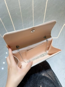 Pochette de soirée chic en strass avec doublure satinée et chaîne argentée vue ouverte