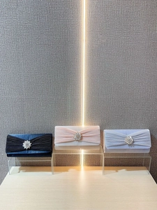 Pochettes de soirée élégantes en satin avec design plissé et boucles fleurs en strass