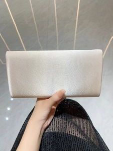 Pochette de soirée en satin champagne tenue à la main, au design rectangulaire minimaliste