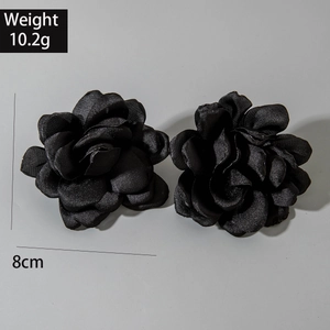 Détail d'une boucle d'oreille rose en satin noir, poids 10,2g et diamètre 8cm