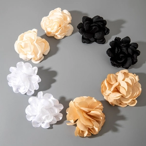 Vue détaillée de boucles d'oreilles camélia en tissu en blanc, beige, noir et marron