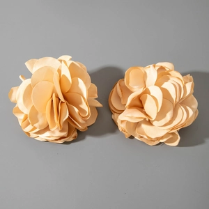 Vue détaillée des boucles d'oreilles camélia en tissu multicouche abricot et champagne