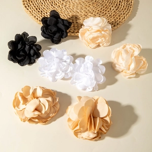 Détail de fleurs de camélia en tissu multicouche dans les tons blanc et noir
