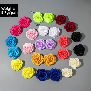 Détail de fleurs de camélia en tissu de 6 cm montrant la texture de soie et les couches