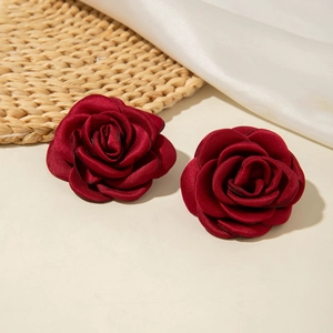 Élégantes boucles d'oreilles rose en satin rouge foncé sur fond de paille et de soie