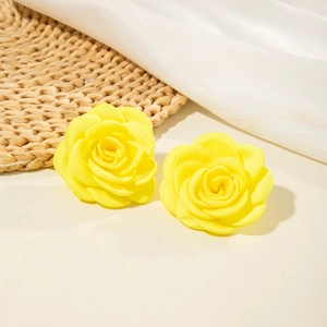 Détails de fleurs de camélia en tissu jaune avec pétales superposés et texture douce