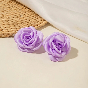 Détail macro de pétales de rose en satin violet avec texture florale superposée
