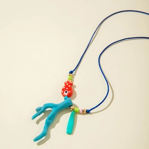 Collana artigianale con ciondolo a forma di pesce rosso e corallo blu in stile nautico