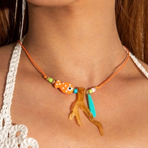 Dettaglio della collana intrecciata a mano con ciondoli corallo e pesce in arancio