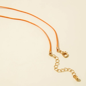 Dettaglio del cordoncino arancione con chiusura a moschettone dorata e catenella regolabile