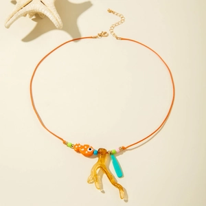 Collana artigianale a tema oceano con cordino arancione e ciondolo pesce corallo