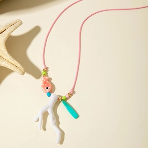 Dettaglio della collana intrecciata con ciondolo a pesce rosa e forma corallo bianco