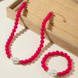 Détail du parure collier et bracelet rose avec perles baroques et fermoir doré