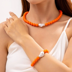 Parure collier et bracelet en perles orange vif avec perles baroques et accents dorés
