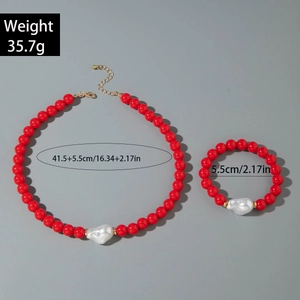 Détails de l'ensemble de bijoux en perles rouges avec perles baroques et mesures de taille