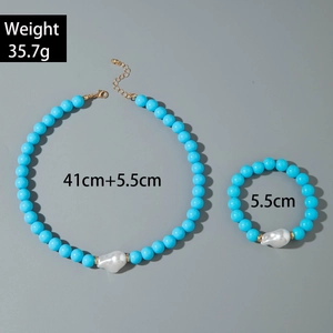 Détail du collier de perles avec perle baroque, fermoir mousqueton et chaînette