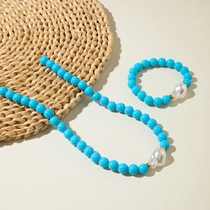 Parure de bijoux en perles bleues avec perles baroques et accents dorés élégants