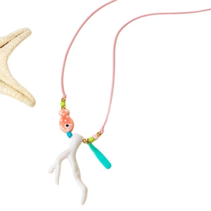 Collana rosa con ciondolo a corallo e perline a pesce su sfondo bianco spiaggia