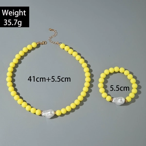 Ensemble détaillé de collier et bracelet en perles jaunes avec pendentifs perles argentées