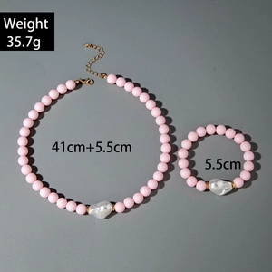 Vue détaillée du parure de bijoux en perles roses avec perle baroque et dimensions