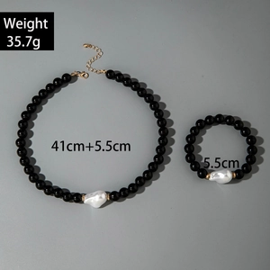 Détails de l'ensemble de bijoux en perles noires avec perle baroque et dimensions