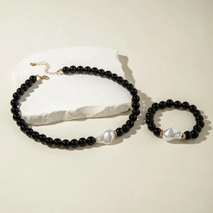 Vue détaillée du collier et bracelet en perles avec perles baroques et fermoir doré