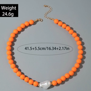 Collier de perles orange avec grande perle baroque blanche et fermoir doré ajustable