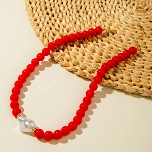 Collier de perles rouges avec grande perle baroque et fermoir doré ajustable en métal