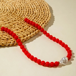 Collier perles rouges minimaliste avec perle baroque et chaîne d'extension dorée