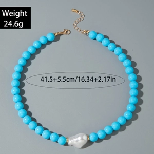 Détail du collier de perles bleues avec perle baroque blanche et fermoir doré