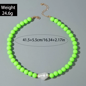 Détail du collier de perles vertes avec perle baroque et dimensions du produit