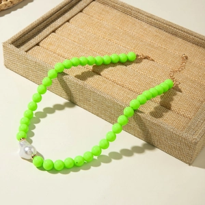 Collier à perles vert fluo avec perle baroque centrale et fermoir doré ajustable