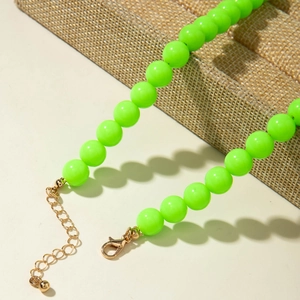 Collier à perles vert fluorescent avec fermoir mousqueton doré et chaîne d'extension